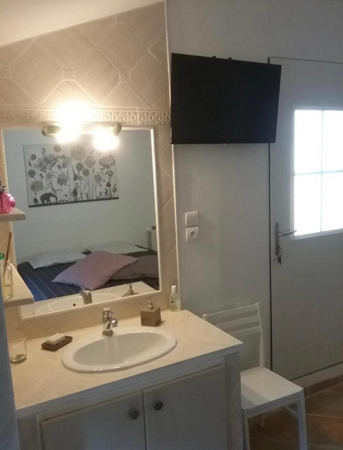 Une Chambre En Ville LʼIsle-sur-la-Sorgue Buitenkant foto