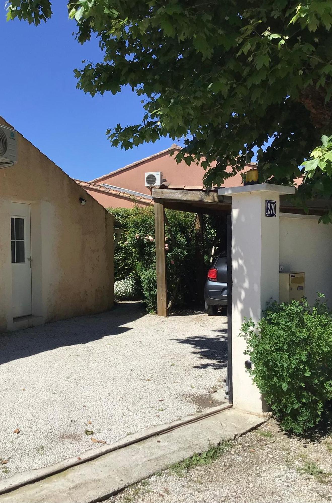 Une Chambre En Ville LʼIsle-sur-la-Sorgue Buitenkant foto