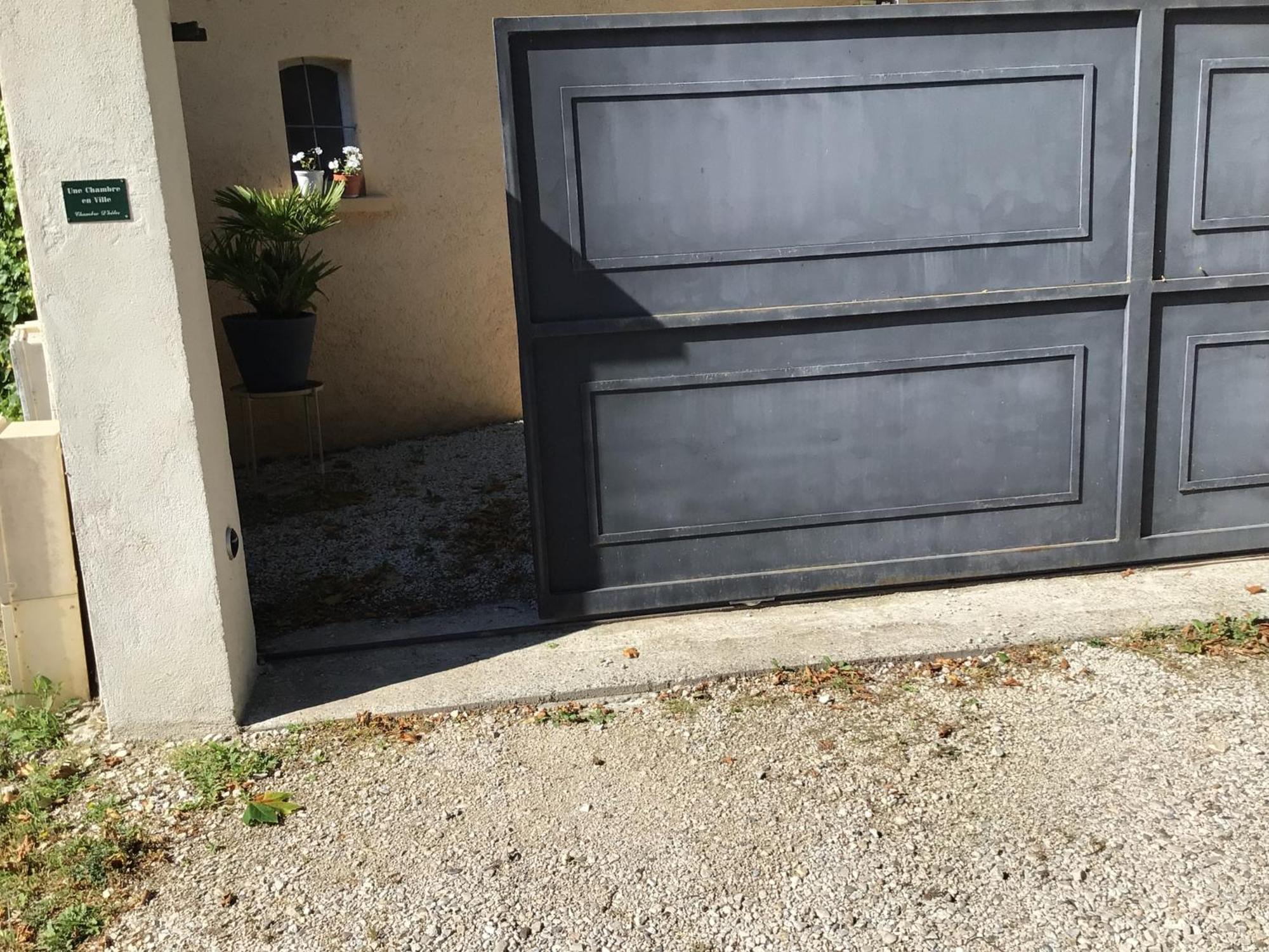 Une Chambre En Ville LʼIsle-sur-la-Sorgue Buitenkant foto